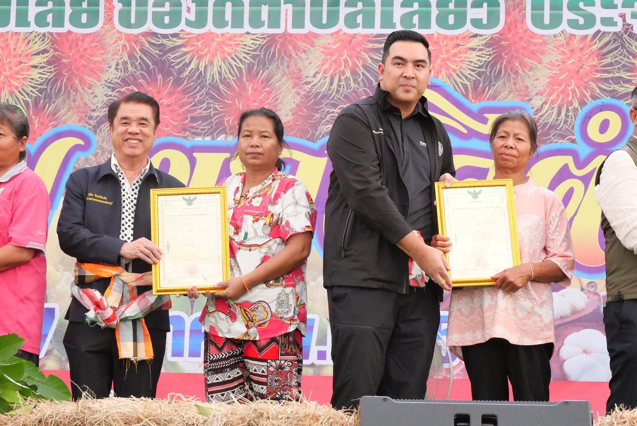title - รมว.กษ. นำทีมลงพื้นที่ตรวจราชการ พร้อมมอบโฉนดเพื่อการเกษตร ส.ป.ก.เลย กว่า 6 พันไร่